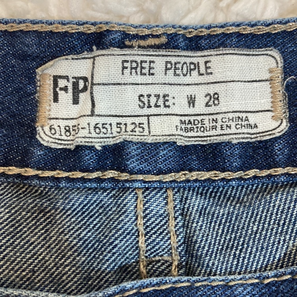 💙Free People Distressed Crochet Lace Trim Denim Short - Picture 4 of 9